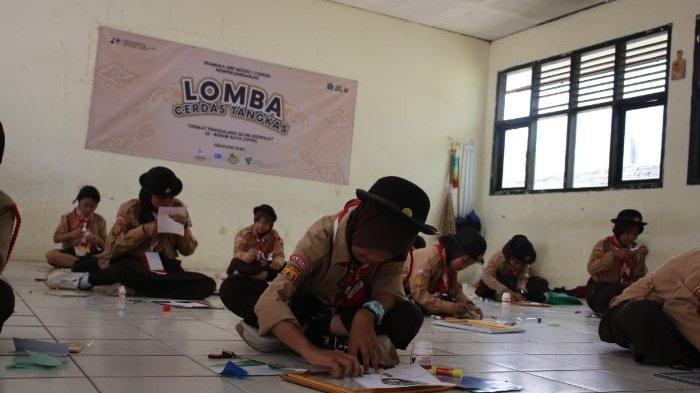 Dompet Dhuafa bersinergi dengan Gerakan Pramuka dalam kegiatan Lomba Cerdas Tangkas (LCT) se-Bogor Raya yang diselenggarakan pada Sabtu (16/9/2023) di SMP Negeri 1 Ciseeng, Kabupaten Bogor. Lomba ini diikuti oleh ratusan peserta yang berasal dari 17 sekolah atau Gugus Depan Pramuka se-Bogor Raya.