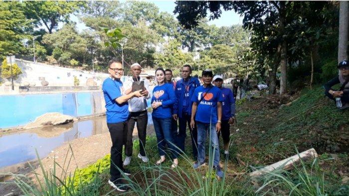 Faisal Haris bersama istrinya Jennifer Dunn dan para relawan saat bersih-bersih di Teras Cikapundung