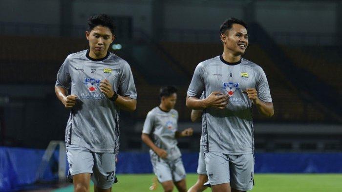 Ferdiansyah dan Muhammad Dimas Drajad berlatih ringan di Stadion Gelora Bandung Lautan Api, Rabu, 2 April 2025.