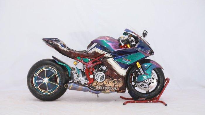 Helatan akbar modifikasi sepeda motor Honda terbesar di Indonesia, Honda Modif Contest (HMC) 2023 akhirnya sampai pada titik puncak kegiatan. Sebanyak 710 peserta dari seluruh penjuru Tanah Air diseleksi oleh PT Astra Honda Motor (AHM) dan terpilih 45 karya modifikasi sepeda motor Honda terbaik yang diadu pada final battle bersamaan dengan gelaran Honda Bikers Day di Lapangan Rampal, Malang, Jawa Timur (28/10).