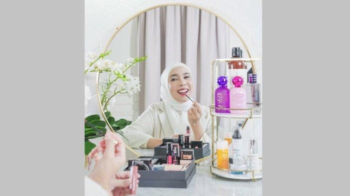 Memiliki ciri khas yang unik, Fitri Tropicana kelahiran Bandung 26 September 1987 ini selalu membuat banyak orang terhibur dengan tingkahnya.