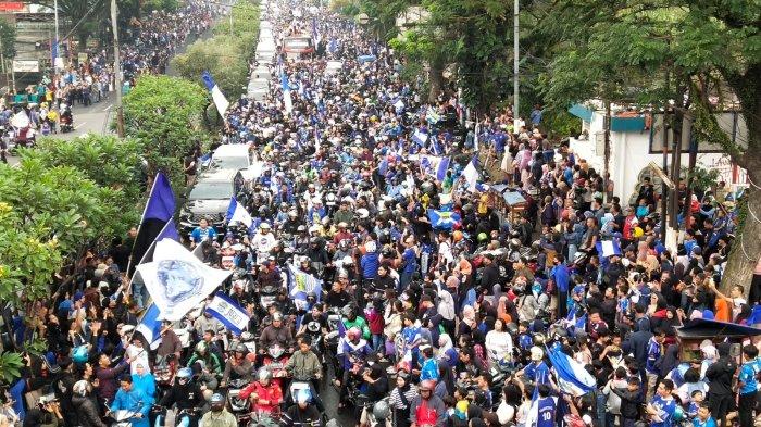 Foto-foto Terbaru Bobotoh Menyemut Sambut Para Pemain Persib Bandung, Jalanan Membiru dan Mengular