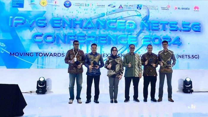 Direktur Telekomunikasi Kementerian Komunikasi dan Digital (KOMDIGI) Aju Widya Sari beserta jajaran dan Executive General Manager Digital Connectivity Service Telkom Teuku Muda Nanta beserta jajaran pada acara IPv6 Enhanced Net5.5G Conference 2024 di Four Season Hotel, Kuningan, Jakarta Selatan, Kamis (19/12).