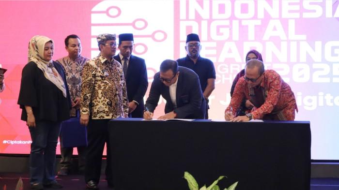 Foto 2: GM Telkom Priangan Timur Nugroho Setio Budi (kiri)