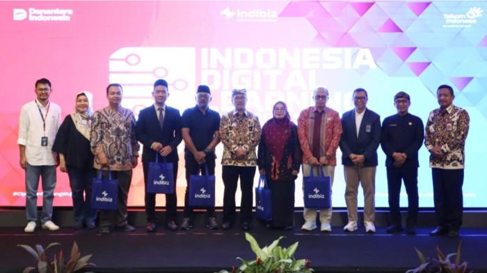 Foto 3: Manager Business Service Telkom (paling kiri), SM Regional SME S