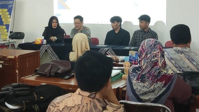 Pembukaan kegiatan Abdimas bertemakan Membangun Visibilitas Online Institusi Pendidikan sebagai Media Informasi dan Belajar di SDN 162 Warung Jambu (Dari kiri ke kanan: Dr. Nuni Ruqiyyatus Sholihah, S.Pd, M.Pd, Dr. Feri Sulianta, S.T., M.T, Arya Dwi Nurjaman,  Ahmad Arif )
