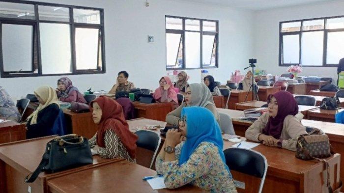 Paparan materi  perihal mengelola dan memberdayakan situs web https://sdn162bandung.sch.id sebagai sarana informasi dan edukasi oleh tim panitia dari rekan mahasiswa Universitas Widyatama
