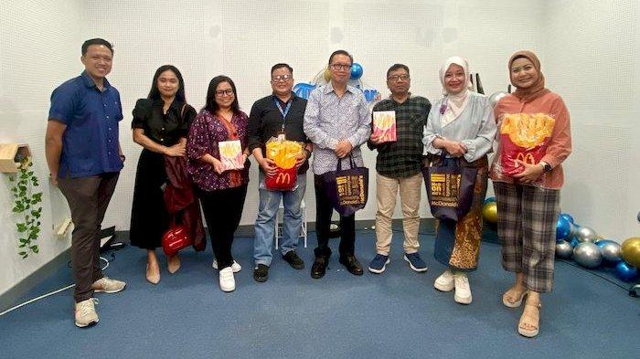 MEDIA VISIT - Foto bersama McDonald’s bagian dari perusahaan swasta nasional PT Rekso Nasional Food (PT RNF), mengadakan media visit (kunjungan media) ke kantor Tribun Jabar di Jalan Sekelimus No 2-4, Buahbatu, Kota Bandung pada Selasa (25/2/2025).