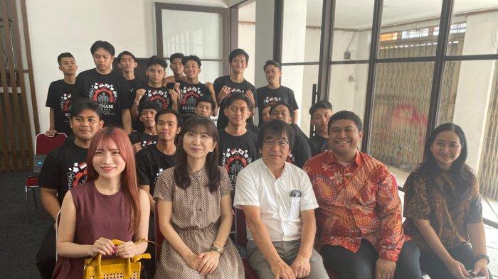 Foto bersama para siswa di LPK Suenami School di Jalan Jenderal Sudirman no 565, Sukahaji, Babakan Ciparay, Kota Bandung. 