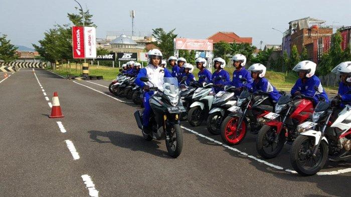 SAFETY RIDING- Banyak orang menganggap bahwa kaca spion motor terkesan mengganggu ketika dipasang pada sepeda motor. Namun faktanya kaca spion pada sepeda motor merupakan salah satu instrument penting saat berkendara agar terhindar dari resiko kecelakaan. Kaca spion sudah di desain dengan spesifikasi dan model tertentu untuk setiap tipe sepeda motornya, rata-rata spesifikasi spion memiliki tinggi 75 - 80 mm dan lebar 130 - 140 mm sedangkan tinggi tangkai dari grip berkisar 10 - 13 cm.