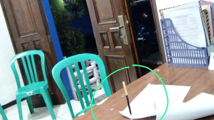 Foto viral pulpen berdiri tanpa ada sosok yang memegangnya yang sempat diambil saat kedatangan wanita misterius mendaftar sebagai Pengawas TPS Pilkada Serentak 2024 di Sekretariat Panwascam Sukahaji di Kecamatan Sukahaji, Kabupaten Majalengka, beberapa waktu lalu