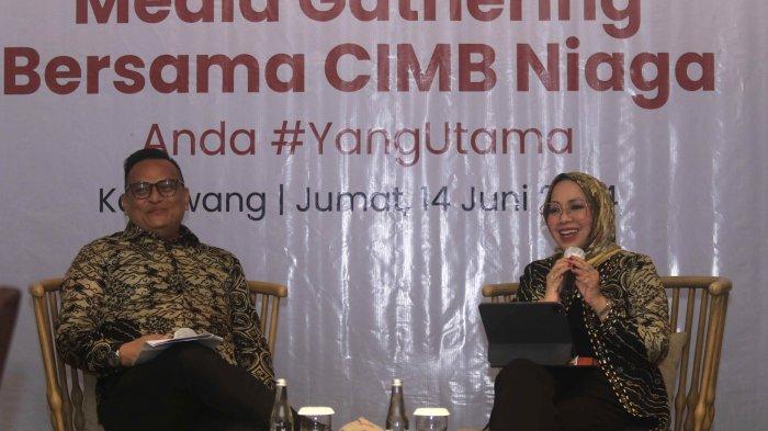 Kepala Wilayah Jakarta A dan Kalimantan CIMB Niaga, Evita Barliana (kanan) dan Kepala Cabang Area - Jakarta A, Lilik Handoyo menjawab pertanyaan wartawan seusai meresmikan Kantor cabang CIMB Niaga Digital Branch Karawang - Rolling Hills Pacific Plaza Boulevard , Jumat ( 14/6 ).  Kehadiran kantor cabang ini diharapkan dapat memenuhi kebutuhan nasabah perbankan  tinggi untuk menopang pertumbuhan ekonomi nasional.