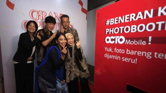 Karyawan melakukan foto booth disela-sela peresmian  Kantor cabang CIMB Niaga Digital Branch Karawang - Rolling Hills Pacific Plaza Boulevard , Jumat ( 14/6 ).  Kehadiran kantor cabang ini diharapkan dapat memenuhi kebutuhan nasabah perbankan  tinggi untuk menopang pertumbuhan ekonomi nasional.