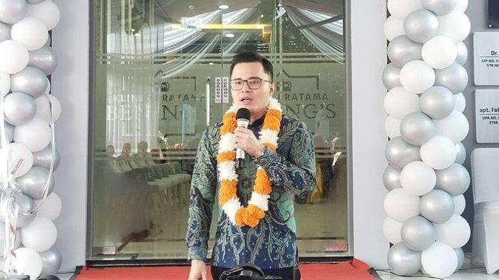 Founder & CEO Bening'S Indonesia Group, dr Oky Pratama. Oky memberikan kado kepada Fuji sebesar Rp 100 juta.