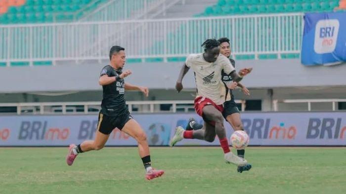 GIRING BOLA - Penyerang PSM Makassar, Balotelli, menggiring bola di antara dua pemain Dewa United pada laga pekan ke-20 Liga 1 2024-2025 di Stadion Pakansati, Kabupaten Bogor, Senin (27/1/2025).