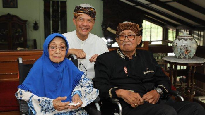 Ganjar Pranowo berfoto bersama Solihin GP dan istri.