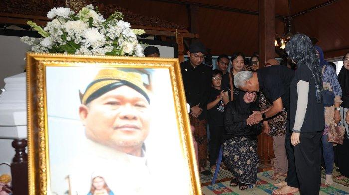 Ganjar Pranowo melepas kepergian seniman hebat asal Solo pemeran Semar yang meninggal saat tampil di acara Hajatan Rakyat Ganjar, Blacius Subono. Bersama istri, Ganjar datang melepas keberangkatan Subono menuju tempat peristirahatan terakhir. Ganjar tiba di tempat persemayaman Ki Bono di Padepokan Seni Nurroso Surakarta di Gang Brotoseno Jebres Surakarta, Minggu (11/2/2024).