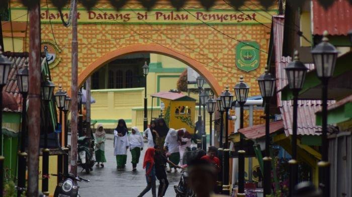 Gapura Selamat Datang di Pulau Penyengat, di belakangnya yaitu Masjid Raya Sultan Riau.
