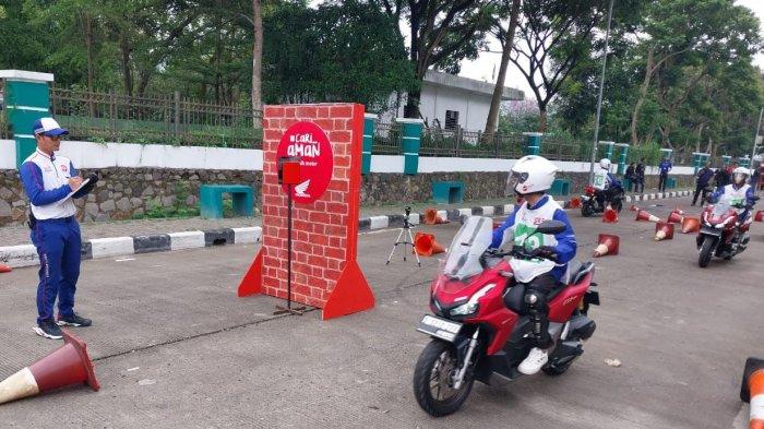 PT Astra Honda Motor (AHM) bersama Main Dealer Sepeda Motor Honda PT Daya Adicipta Motora (DAM) turut berpartisipasi dalam acara bertajuk “Gebyar Keselamatan Berkendara 2023” yang diselenggarakan oleh Korlantas Polri. Acara yang mengusung tagline “Bersaudara di Jalan, Satu Hati, Safety dan Presisi” ini diselenggarakan di Gedung Budaya Sabilulungan, Soreang, Bandung, Sabtu (25/11/2023).