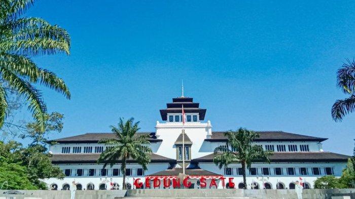 Gedung Sate, Kantor Dinas Gubernur Jawa Barat.