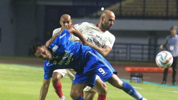 Gelandang Bali United Mohammed Rashid (putih) saat berebut bola dengan penyerang Persib Bandung Ezra Walian pada laga pekan keenam Liga 1 2023-2024 di Stadion Gelora Bandung Lautan Api, Kamis (3/8/2023) malam. Skor laga 0-0.