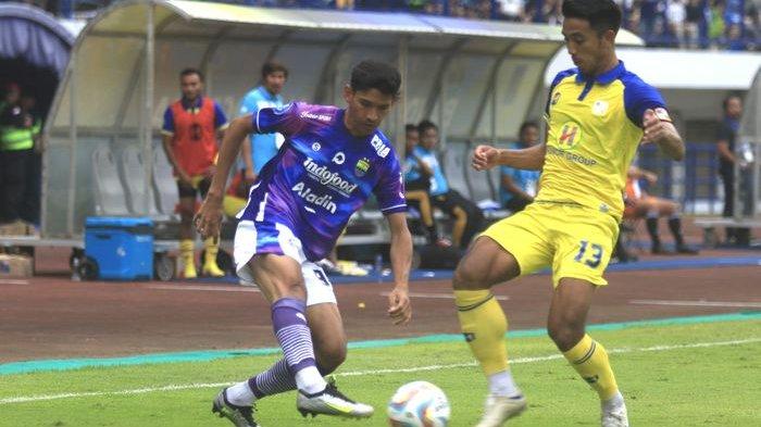 Gelandang Barito Putera Bayu Pradana (kanan) mencoba merebut bola dari gelandang sayap Persib Bandung Ryan Kurnia pada laga pekan kedelapan Liga 1 2023-2024 di Stadion Gelora Bandung Lautan Api, Minggu (13/8/2023) sore.