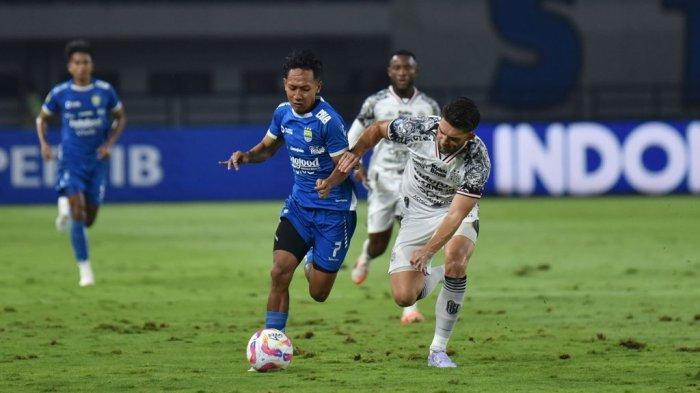Gelandang PERSIB, Beckham Putra Nugraha dibayangi pemain Bali United pada pertandingan pekan ke-29 Liga 1 2024/25 di Stadion Gelora Bandung Lautan Api, Jumat, 18 April 2025.