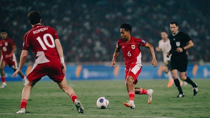 Gelandang PERSIB, Beckham Putra Nugraha menjalani debut bersama Timnas Indonesia saat menghadapi Cina di Stadion Utama Gelora Bung Karno Jakarta, Kamis, 6 Juni 2025.