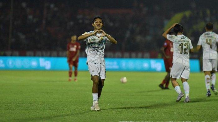 SELEBRASI - Gelandang PERSIB, Beckham Putra Nugraha merayakan gol ke gawang Semen Padang pada pertandingan pekan ke-27 Liga 1 2024/25 di Stadion Haji Agus Salim Padang, Senin, 10 Maret 2025.