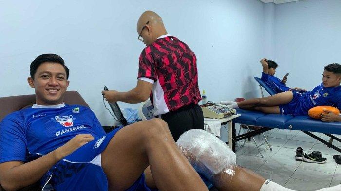 Gelandang PERSIB, Febri Hariyadi menjalani terapi di SPOrT Jabar, Arcamanik, Kota Bandung, Minggu, 3 November 2024.