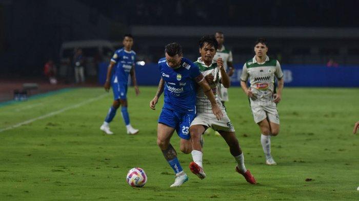 Gelandang PERSIB, Marc Klok dikawal pemain PSS Sleman pada pertandingan pekan ke-30 Liga 1 2024/25 di Stadion Gelora Bandung Lautan Api, Sabtu, 26 April 2025.