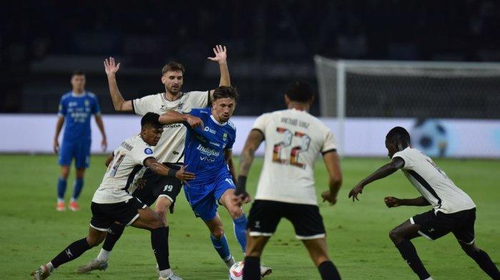 Gelandang PERSIB, Mateo Kocijan dikepung para pemain PSM Makassar pada pertandingan pekan ke-21 Liga 1 2024/2025 di Stadion Gelora Bandung Lautan Api, Sabtu, 1 Februari 2025.