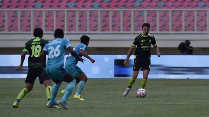 Gelandang PERSIB, Tyronne Del Pino berada di tengah kepungan pemain PSBS Biak di Stadion Lukas Enembe Sentani, Kabupaten Jayapura, Sabtu, 11 Januari 2025.
