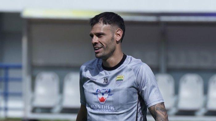 Gelandang PERSIB, Tyronne del Pino.