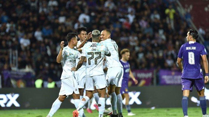 Gelandang PERSIB menendang bola ke arah gawang Persik pada pertandingan pekan kesembilan Liga 1 2024/25 di Stadion Brawijaya Kediri, Senin, 28 Oktober 2024.