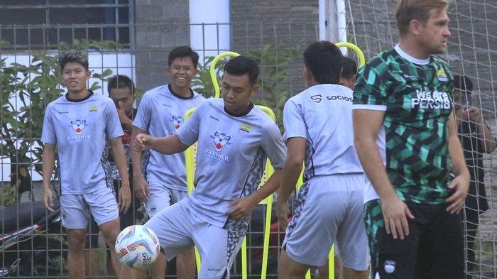 Gelandang Persib Bandung, Abdul Aziz, bersiap menendang bola saat sesi latihan. Aziz di ambang keluar dari Persib Bandung seperti yang diinginkan pelatih Bojan Hodak.
