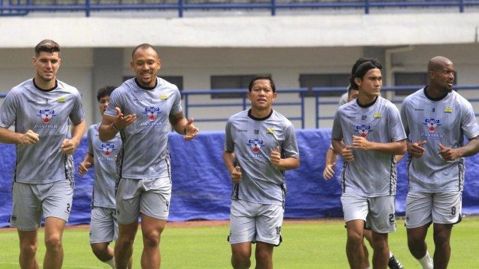 JALANI LATIHAN - Gelandang Persib Bandung, Adam Alis (tengah), dan pemain lainnya saat menjalani sesi latihan di Stadion Gelora Bandung Lautan Api, Kota Bandung, Selasa (11/2/2025). Persib akan melawan Persija Jakarta, Minggu (16/2/2025).