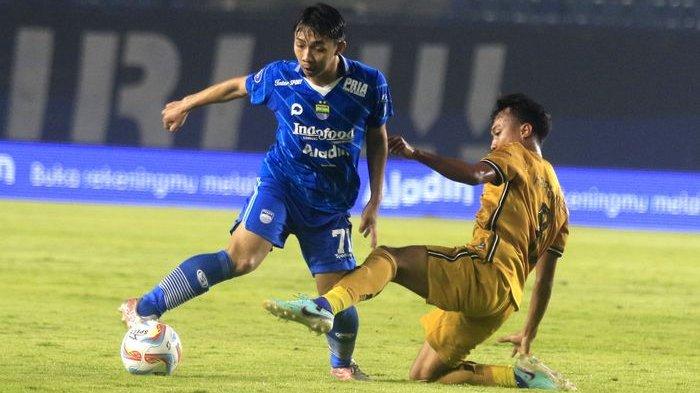 Gelandang Persib Bandung, Adzikry Fadlillah, mencoba melewati adangan pemain Bhayangkara FC, Hargianto, pada laga pekan ke-30 Liga 1 2023-2024 di Stadion Si Jalak Harupat, Kabupaten Bandung, Kamis (28/3/2024) malam.