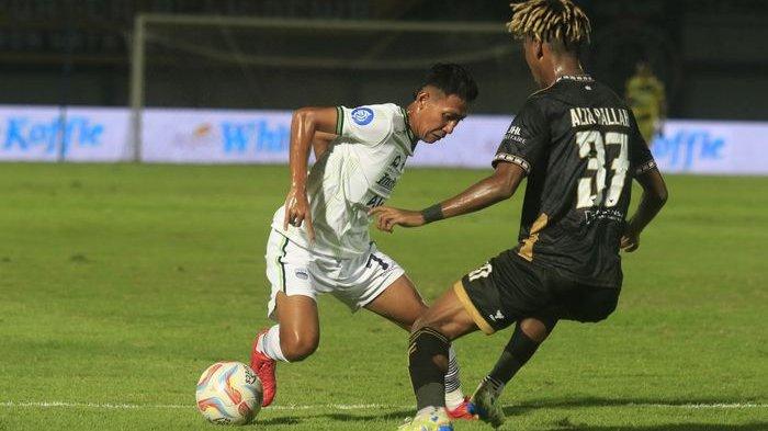 Gelandang Persib Bandung Beckham Putra Nugraha (kiri) saat berhadapan dengan bek Dewa United Alta Ballah pada laga pekan ke-20 Liga 1 2023-2024 di Stadion Indomilk Arena, Tangerang, Minggu (26/11/2023) malam.