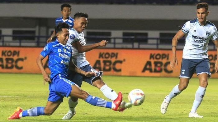 Gelandang Persib Bandung Beckham Putra Nugraha (kiri) saat berebut bola dengan bek Persita Tangerang Mario Jardel dalam laga pekan ke-14 Liga 1 2023-2024, Minggu (1/10/2023) malam.