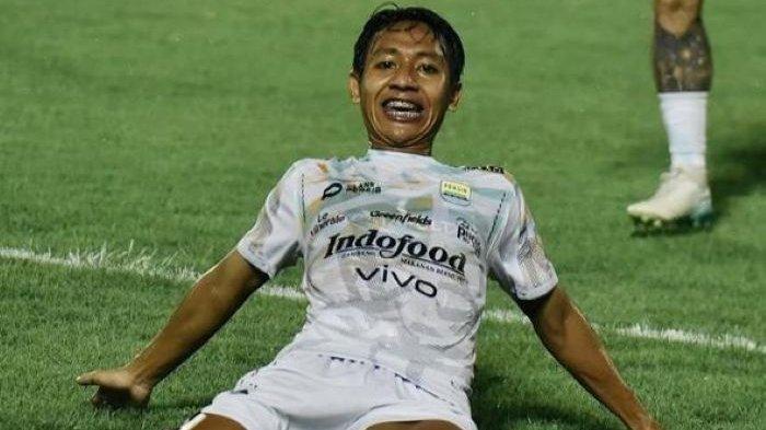 LAKUKAN SELEBRASI - Gelandang Persib Bandung, Beckham Putra Nugraha, melakukan selebrasi setelah membobol gawang Semen Padang pada laga pekan ke-27 Liga 1 2024-2025 di Stadion GOR Haji Agus Salim, Padang, Senin (10/3/2024) malam. Persib menang 4-1.