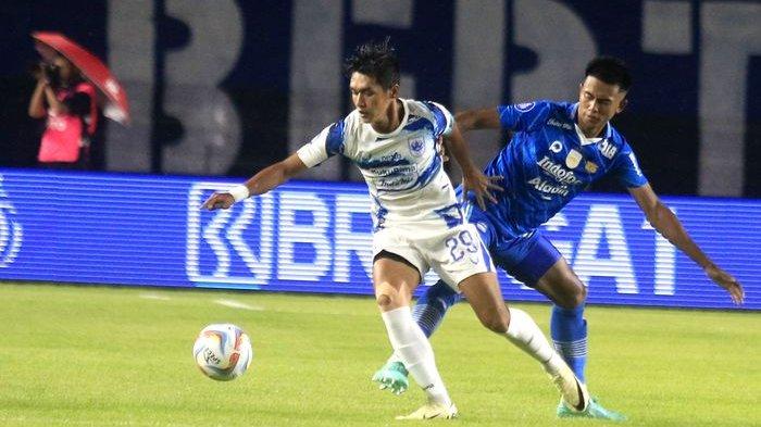 Gelandang Persib Bandung, Dedi Kusnandar (kanan), mencoba merebut bola dari kaki gelandang PSIS Semarang, Septian David Maulana, pada laga pekan ke-26 Liga 1 2023-2024 di Stadion Si Jalak Harupat, Kabupaten Bandung, Selasa (27/2/2024) malam. Persib menang 3-0.