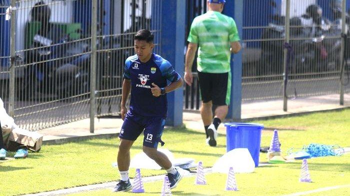 Gelandang Persib Bandung Febri Hariyadi menjalani latihan terpisah di Stadion Sodolig, Bandung, Jumat (13/10/2023). Febri dirumorkan diminiti dua tim Liga 1.