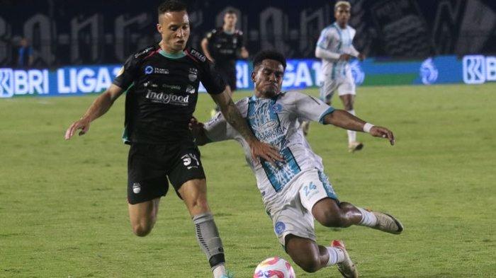 Gelandang Persib Bandung, Mailson Lima (kiri), mencoba melewati pemain PSBS Biak pada laga pekan pertama Liga 1 2024-2025 di Stadion Si Jalak Harupat, Kabupaten Bandung, Jmat (9/8/2024) malam.