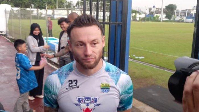 Gelandang Persib Bandung Marc Klok memberikan pernyataan seusai latihan di Stadion Sidolig, Kota Bandung, Selasa (5/3/2024).