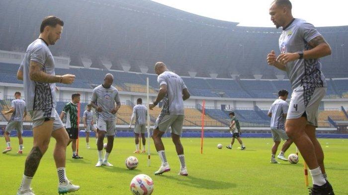 SESI LATIHAN - Gelandang Persib Bandung, Marc Klok (kiri), saat sesi latihan di Stadion GBLA, Bandung, Selasa (11/2/2025). Klok siap melawan Persija Jakarta, Minggu (16/2/2025).