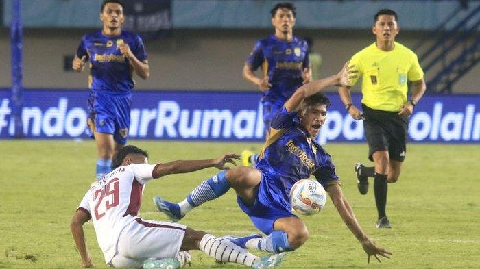 Gelandang Persib Bandung, Ryan Kurnia, dilanggar pemain PSM Makassar pada laga perdana Grup A Piala Presiden 2024 di Stadion Si Jalak Harupat, Kabupaten Bandung, Jumat (19/7/2024) sore. Persib menang 2-0.