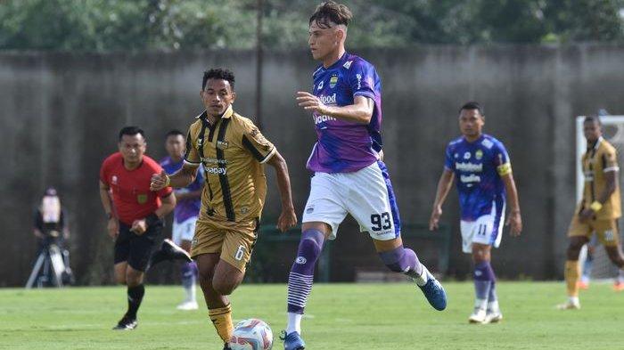 Gelandang Persib Bandung Stefano Beltrame menggiring bola saat beruji coba melawan Dewa United, Senin (22/1/2024).