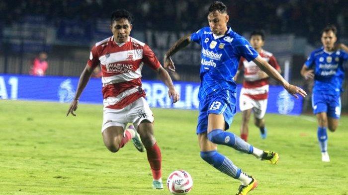 Gelandang Persib Bandung, Stefano Beltrame (kanan), menggiring bola dibayangi bek Madura United pada laga pertama final Liga 1 2023-2024 di Stadion Si Jalak Harupat, Kabupaten Bandung, Minggu (26/5/2024). Kedua tim bertarung pada laga kedua, Jumat (31/5/2024) malam ini.