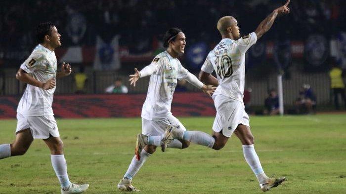 RAYAKAN GOL - Gelandang Persib Bandung, Wiliam Marcilio (kanan), merayakan gol ke gawang Dewa United bersama Zalnando dan Adam Alis, pada laga Piala Presiden 2025 di Stadion Si Jalak Harupat, Kabupaten Bandung, Selasa (8/7/2025).
